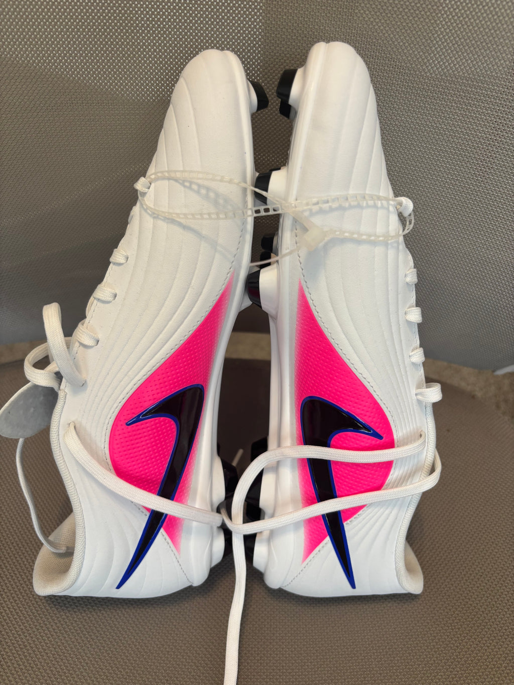 Nike Tiempo Maestro MG – Tacos de Fútbol (Blanco/Rosa/Azul) - Talla 9.5 US