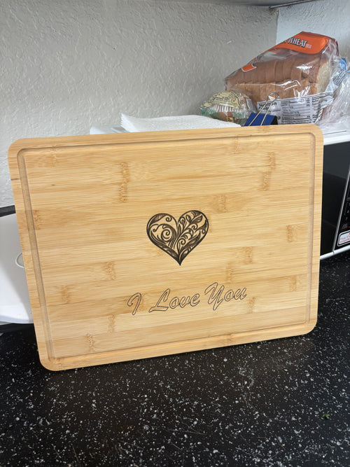 Personalized Bamboo Cutting Board with Romantic Engraving | Charcuterie Board | Perfect Gift for Couples.Tabla de Bambú 14.5”x11”
